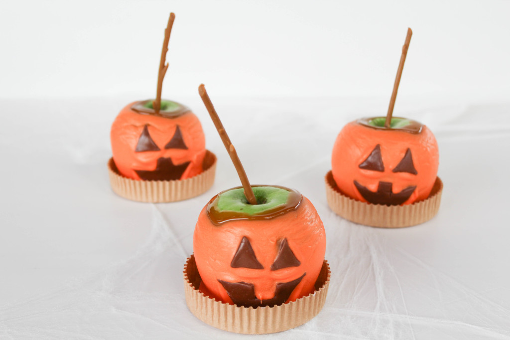 Jack O' Lantern Caramel Apples