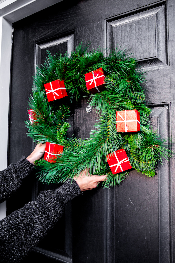 DIY Holiday Gift Box Wreath