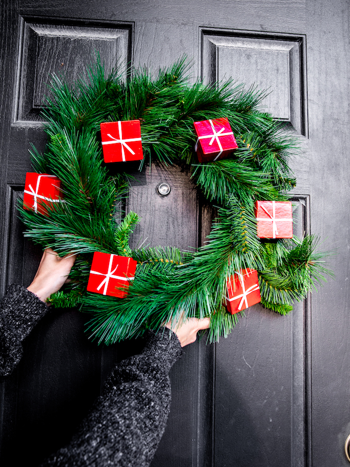 DIY Holiday Gift Box Wreath