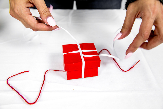 DIY Holiday Gift Box Wreath