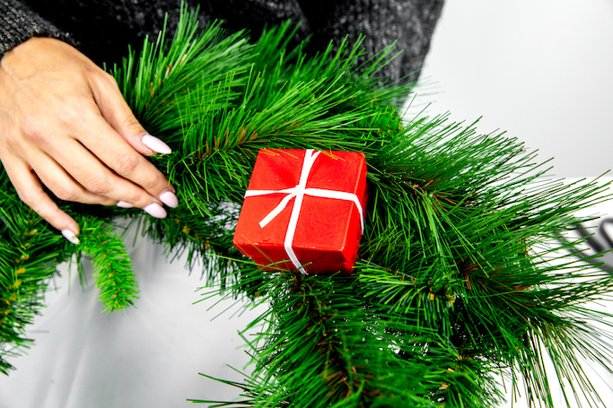 DIY Holiday Gift Box Wreath