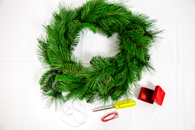 DIY Holiday Gift Box Wreath